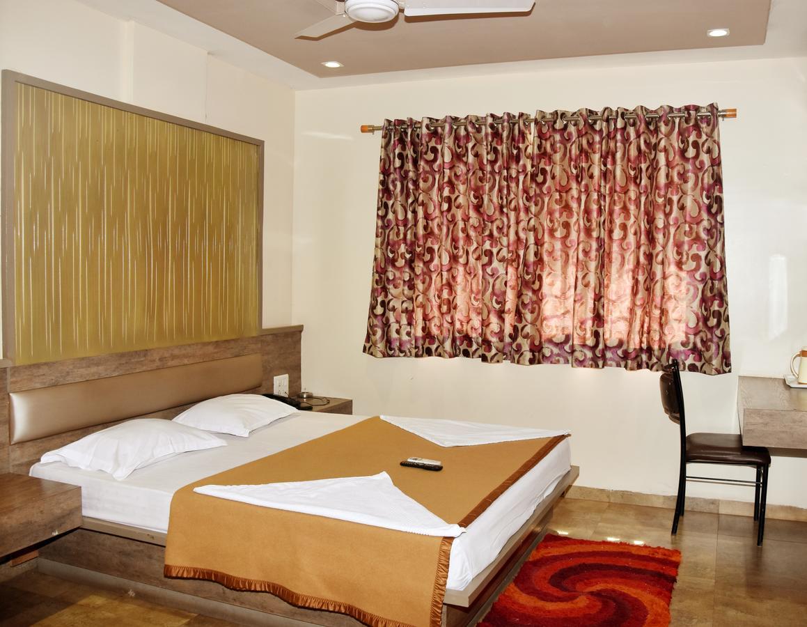 Hotel Sai Suraj Park Ширди Екстериор снимка