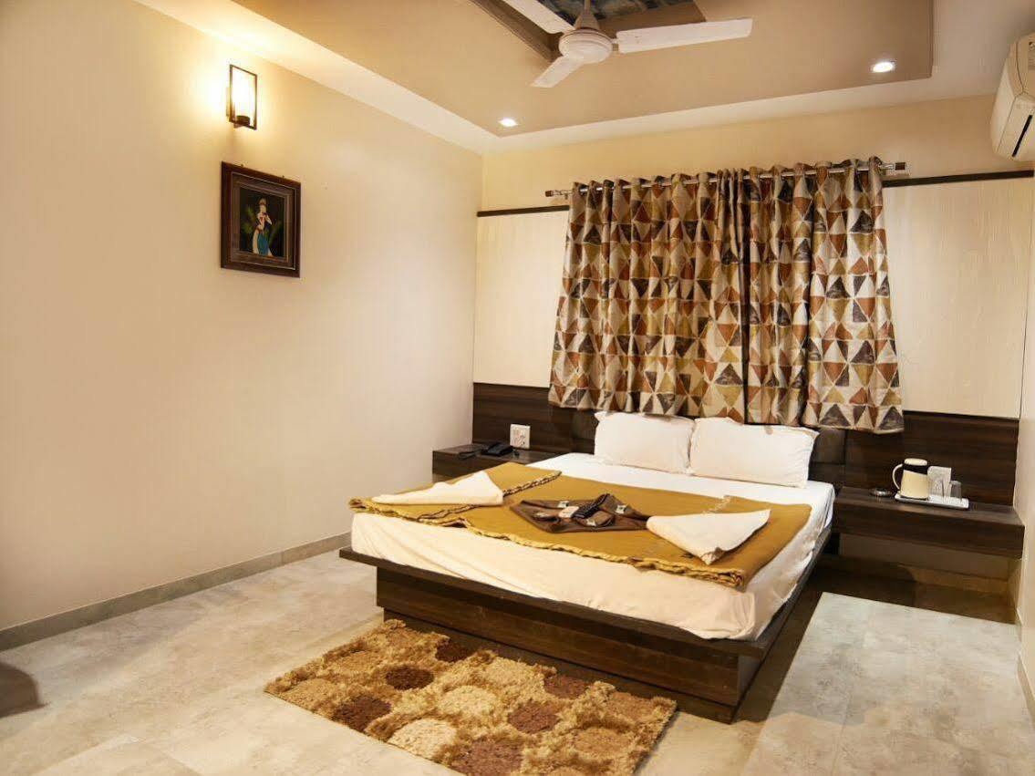 Hotel Sai Suraj Park Ширди Екстериор снимка